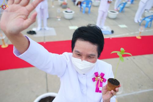 ภาพ No.90112:พิธีปลูกทรัพย์บานชื่น  เนื่องใน 139 ปี วันคล้ายวันเกิดด้วยรูปกายเนื้อ พระมงคลเทพมุนี (สด จนฺทสโร) พระผู้ปราบมาร วันอังคารที่ 10 ตุลาคม พ.ศ. 2566 ณ วัดพระธรรมกาย จ.ปทุมธานี