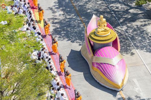 ภาพ No.304589:วันที่ 25 มกราคม พ.ศ. 2569 พิธีต้อนรับพระธรรมยาตรา (ภาพชุดที่ 2) รร.สามัคคีราษฏร์บำรุง-วัดพระธรรมกาย ในโครงการธรรมยาตรา กตัญญูบูชา มหาปูชนียาจารย์ พระมงคลเทพมุนี(สด จนฺทสโร) พระผู้ปราบมาร อนุสรณ์สถาน 7 แห่ง ปีที่ 14