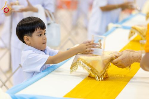ภาพ No.338050:วันอาทิตย์ต้นเดือน 5 กรกฎาคม พ.ศ.2569 สัมมนาพิเศษ พิธีมอบพระของขวัญ ณ ห้องแก้วสารพัด1 วัดพระธรรมกาย
