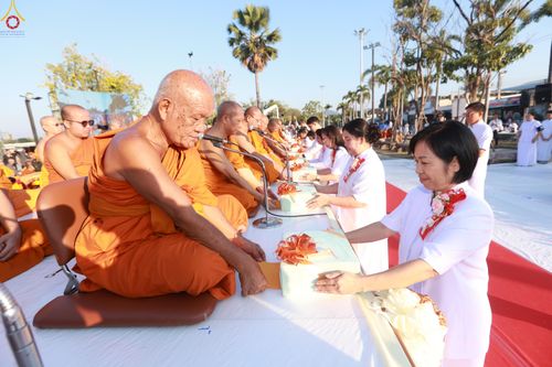 ภาพ No.284219:วันเสาร์ที่ 20 ธันวาคม พ.ศ.2568  พิธีตักบาตรพระ 10,000 รูป เนื่องในโอกาส 194 ปี จังหวัดกาญจนบุรี และอุทิศส่วนกุศลให้แด่บรรพชนทั้งหลาย บริเวณถนนสองแคว (Skywalk) เมืองกาญจนบุรี