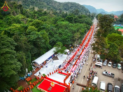 ภาพ No.285957:วันเสาร์ที่ 13 ธันวาคม พ.ศ.2568 พิธีตักบาตรพระภิกษุสามเณร 1,000 รูป ณ บริเวณหน้าอุทยานแห่งชาติเขาใหญ่ อำเภอปากช่อง จ.นครราชสีมา