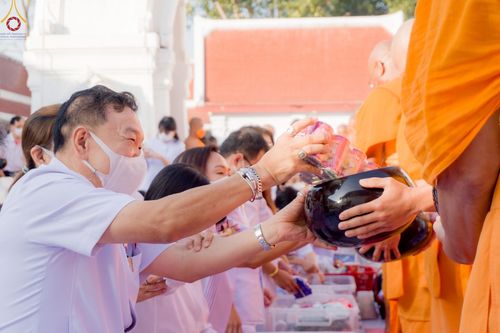 ภาพ No.73617:พิธีตักบาตรพระธรรมยาตราฯ ในโครงการธรรมยาตรากตัญญูบูชา มหาปูชนียาจารย์ พระมงคลเทพมุนี(สด จนฺทสโร) พระผู้ปราบมาร ปีที่ 11 ณ อนุสรณ์สถานลำดับที่ 4 สถานที่เกิดด้วยกายธรรม วัดโบสถ์ (บน) บางคูเวียง อ.บางกรวย จ.นนทบุรี วันที่ 22 มกราคม พ.ศ. 2566