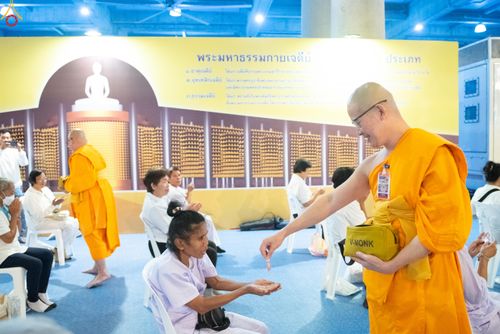 ภาพ No.280331:วันที่ 31 ธันวาคม พ.ศ.2568 -วันที่ 1 มกราคม พ.ศ.2569 พิธีฉลองชัยสวดมนต์บทธัมมจักกับปปวัตนสูตร ครบ 8,000,000,000 จบ , พิธีสวดมนต์ข้ามปี ณ วัดพระธรรมกาย