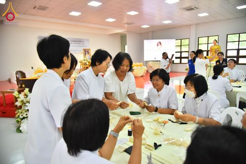 ภาพ No.327518:วันศุกร์ที่ 1 พฤษภาคม พ.ศ. 2569 รวมใจพสกนิกรชาวอำเภอคลองหลวง ประดิษฐ์ดอกไม้จันทน์ เพื่อใช้ในพิธีถวายดอกไม้จันทน์ในงานพระราชพิธีถวายพระเพลิงพระบรมศพ สมเด็จพระนางเจ้าสิริกิติ์ พระบรมราชินีนาถ พระบรมราชชนนีพันปีหลวง ณ วัดพระธรรมกาย