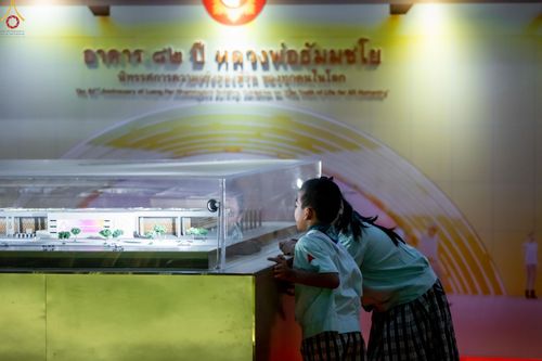 ภาพ No.345968:วันพฤหัสบดีที่ 27 สิงหาคม พ.ศ.2569 พิธีฉลองชัยสวดมนต์บทธัมมจักกัปปวัตตนสูตร 8,657,585,858 จบ ณ มหารัตนวิหารคด วัดพระธรรมกาย