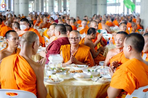 ภาพ No.323774:วันที่ 22 เมษายน พ.ศ.2569(วันคุ้มครองโลก) งานถวายมหาสังฆทาน 40,000 กว่าวัดทั่วประเทศ คณะสงฆ์ฉันภัตตาหารเพล