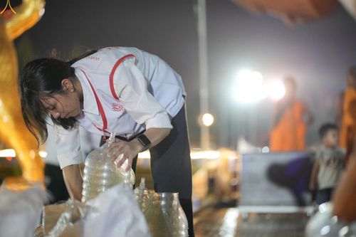 ภาพ No.306622:ภาพเบื้องหลังอาสาสมัครรวมใจ ชุดที่ 5 ในโครงการธรรมยาตรา กตัญญูบูชา มหาปูชนียาจารย์ พระมงคลเทพมุนี(สด จนฺทสโร) พระผู้ปราบมาร อนุสรณ์สถาน 7 แห่ง ปีที่ 14