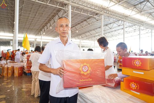 ภาพ No.321166:วันที่ 10-11 เมษายน พ.ศ.2569 การเตรียมกล่องไทยธรรม และการติดผ้ารับประเคน เพื่องานถวายมหาสังฆทาน 40,000 กว่าวัดทั่วประเทศ วันคุ้มครองโลก 22 เมษายน พ.ศ.2569 วัดพระธรรมกาย