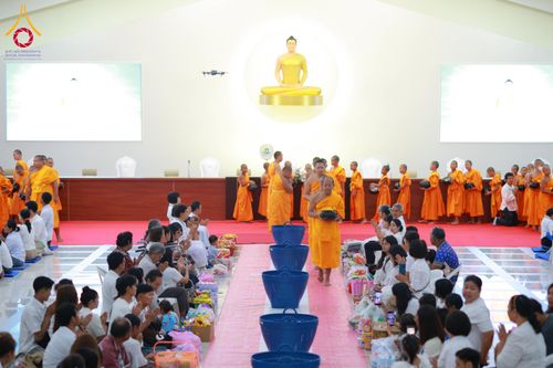 ภาพ No.321862:วันที่ 12 เมษายน พ.ศ.2569 ตักบาตรสงกรานต์ฉลองสามเณรใหม่  ณ ศูนย์ปฏิบัติธรรมระยอง(บ้านช่องลม)