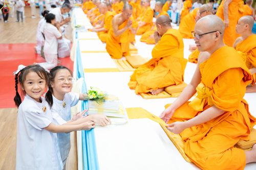 ภาพ No.329111:วันอาทิตย์ที่ 17 พฤษภาคม พ.ศ.2569 พิธีร่วมบุญการศึกษาพระภิกษุสามเณร (หนังสือบาลี นักธรรม ทางก้าวหน้า World-Pec) ณ ห้องแก้วสารพัดนึก 2 วัดพระธรรมกาย
