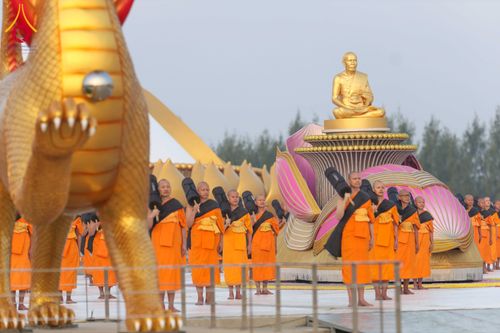 ภาพ No.299840:วันที่ 19 มกราคม พ.ศ.2569 พระธรรมยาตราปฏิบัติธรรมและถ่ายภาพหมู่ประวัติศาสตร์ ณ อนุสรณ์สถานลำดับที่ 5 สถานที่เผยแผ่วิชชาธรรมกายครั้งแรก  อนุสรณ์สถานบางปลาวัดบางปลา อ.บางเลน จ.นครปฐม ในโครงการธรรมยาตรา กตัญญูบูชา มหาปูชนียาจารย์ พระมงคลเทพมุนี(สด จนฺทสโร) 
