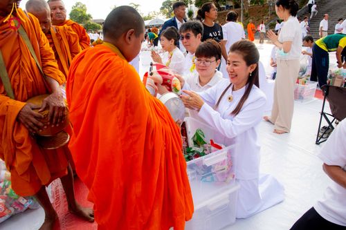 ภาพ No.310353:วันอาทิตย์ที่ 15 กุมภาพันธ์ พ.ศ. 2569 ตักบาตรพระ 1,000 รูป เมืองตรัง ปีที่ 2 ณ ลานพระบรมราชานุสาวรีย์ รัชกาลที่ 5 (หน้าศาลจังหวัดตรัง)อ.เมือง จ.ตรัง