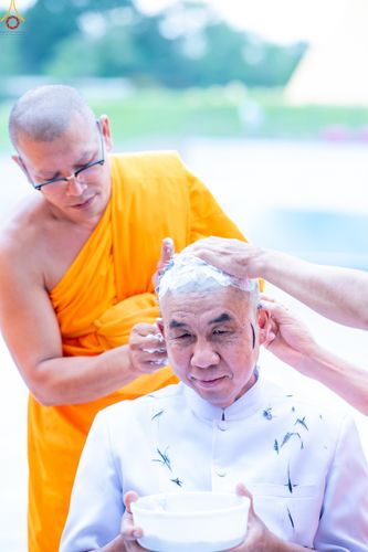 ภาพ No.330221:วันที่ 30 พฤษภาคม พ.ศ.2569 พิธีตัดปอยผมและปลงผม อุบาสกอุปสมบทอุทิศชีวิต 11 ท่าน ณ โบสถ์พระไตรปิฎก วัดพระธรรมกาย จังหวัดปทุมธานี