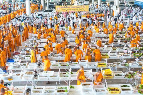 ภาพ No.75199:พิธีถวายภัตตาหารเป็นสังฆทาน แด่คณะพระธรรมยาตราฯ ในโครงการธรรมยาตรากตัญญูบูชา มหาปูชนียาจารย์ พระมงคลเทพมุนี(สด จนฺทสโร) พระผู้ปราบมาร อนุสรณ์สถาน 7 แห่ง ปีที่ 11 วันที่ 31 มกราคม พ.ศ. 2566