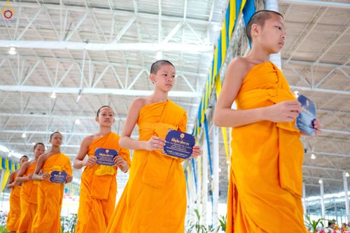 ภาพ No.339011:วันอาทิตย์ที่ 12 กรกฎาคม พ.ศ.2569 พิธีมุทิตาผู้สอบได้เปรียญธรรม ประโยค 1-2 ถึง ป.ธ.9 และ บ.ศ.1-2 ถึง บ.ศ.6 สำนักศาสนศึกษาวัดพระธรรมกาย ประจำปี 2569, พิธีมอบตราตั้งแต่งตั้งอาจารย์ใหญ่ สำนักศาสนศึกษาวัดพระธรรมกาย