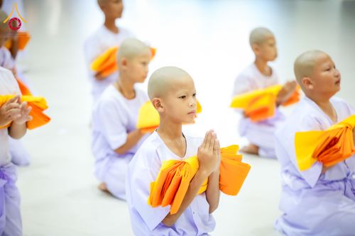 ภาพ No.317501:วันอาทิตย์ ที่ 29 มีนาคม พ.ศ.2569  พิธีปลงผม , พิธีขอขมามอบบาตรและผ้าไตร , พิธีบรรพชา ณ ศูนย์ปฏิบัติธรรมสมุทรปราการ จำนวน 42 รูป