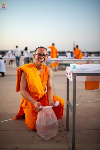 ภาพ No.320415:วันที่ 9 เมษายน พ.ศ.2569 การเตรียมงาน มัดถุงน้ำ ถ่วงขาโต๊ะไทยธรรม เพื่องานถวายมหาสังฆทาน 40,000 กว่าวัดทั่วประเทศ วันคุ้มครองโลก 22 เมษายน พ.ศ.2569 วัดพระธรรมกาย