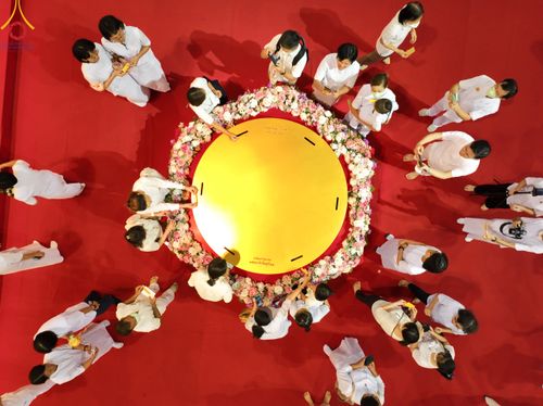 ภาพ No.83700:พิธีวางแผ่นจารึกชื่อและพิธีวางพวงมาลัยสักการะพระประธาน วันอาทิตย์ที่ 16 กรกฎาคม พ.ศ. 2566 ณ รัตนบัลลังก์ สภาธรรมกายสากล วัดพระธรรมกาย