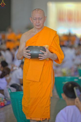 ภาพ No.337659:วันอาทิตย์ต้นเดือน 5 กรกฎาคม พ.ศ.2569 พิธีตักบาตรข้าวสารอาหารแห้ง  ณ บ้านแก้วเรือนทองคุณยายฯ วัดพระธรรมกาย