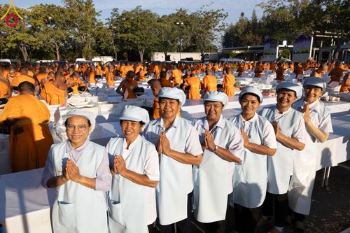 ภาพ No.106095:พิธีถวายภัตตาหารเป็นสังฆทาน แด่คณะพระธรรมยาตราฯ ในโครงการธรรมยาตรากตัญญูบูชา มหาปูชนียาจารย์ พระมงคลเทพมุนี(สด จนฺทสโร) พระผู้ปราบมาร อนุสรณ์สถาน 7 แห่ง ปีที่ 12 วันที่ 3 มกราคม พ.ศ. 2567 ณ อนุสรณ์สถานโลตัสแลนด์ จ.สุพรรณบุรี