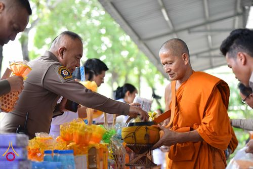 ภาพ No.344287:วันที่ 12 สิงหาคม พ.ศ. 2569  พสกนิกรชาวอำเภอคลองหลวง พร้อมใจร่วมพิธีสวดพระพุทธมนต์และทำบุญตักบาตรถวายพระราชกุศล เนื่องในวันคล้ายวันพระราชสมภพ สมเด็จพระบรมราชชนนีพันปีหลวง และวันแม่แห่งชาติ 12 สิงหาคม 2569