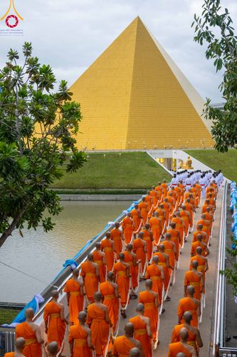 ภาพ No.89207:พิธีอัญเชิญรูปหล่อทองคำ  คุณยายอาจารย์มหารัตนอุบาสิกาจันทร์ ขนนกยูง เพื่อประดิษฐาน ณ มหาวิหารคุณยายอาจารย์ฯ เนื่องในวันครูผู้ค้นพบวิชชาธรรมกาย วันศุกร์ที่ 29 กันยายน พ.ศ. 2566