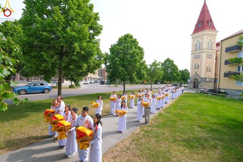 ภาพ No.82846:พิธีทอดผ้าป่าฉลองวัดพระธรรมกายนอร์ธสวีเดน  ในโอกาสสถาปนาครบรอบ 7 ปี  และพิธีวางแผ่นจารึกนามมงคล หน้าต่างบานทรัพย์ วันอาทิตย์ที่ 18 มิถุนายน พ.ศ.2566 ณ วัดพระธรรมกายนอร์ธสวีเดน ประเทศสวีเดน