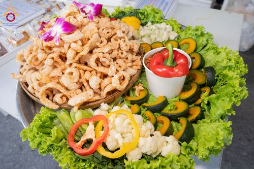 ภาพ No.292680:วันที่ 12 มกราคม พ.ศ. 2569 พิธีถวายภัตตาหารเป็นสังฆทาน แด่พระธรรมยาตรา ณ อนุสรณ์สถานมหาวิหารพระมงคลเทพมุนี (โลตัสแลนด์) อ.สองพี่น้อง จ.สุพรรณบุรี ในโครงการธรรมยาตรา กตัญญูบูชา มหาปูชนียาจารย์ พระมงคลเทพมุนี(สด จนฺทสโร) พระผู้ปราบมาร อนุสรณ์สถาน 7 แห่ง ปี