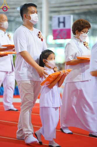 ภาพ No.86348:วันธรรมชัย ปีที่ 55 พิธีทอดผ้าป่ากฐินสมทบครั้งที่1, พิธีเจริญพุทธมนต์ ลูกนิมิตมหาสมบัติฯ พิธีจุดประทีป,พิธีฉลองชัยสวดมนต์บทธัมมจักกัปปวัตนสูตร วันอาทิตย์ที่ 27 สิงหาคม พ.ศ.2566 ณ สภาธรรมกายสากล / มหารัตนวิหารคด วัดพระธรรมกาย