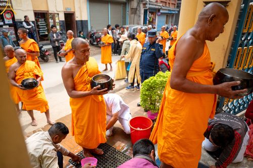 ภาพ No.317284:วันอังคารที่ 31 มีนาคม พ.ศ.2569 จาริกบิณฑบาตแห่งศรัทธา จากวัดอเชศวรสู่สี่แยกปาตันและวัดศรี ประเทศเนปาล