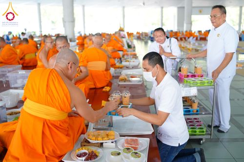 ภาพ No.310130:วันที่ 7 กุมภาพันธ์ พ.ศ. 2569 พิธีถวายภัตตาหารเมนูสวรรค์ เพื่อการบรรลุธรรม ณ หอฉันคุณยายอาจารย์ฯ วัดพระธรรมกาย