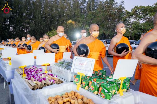 ภาพ No.288359:วันที่ 5 มกราคม พ.ศ. 2569 พิธีถวายภัตตาหารเป็นสังฆทาน แด่พระธรรมยาตรา ในโครงการธรรมยาตรา กตัญญูบูชา มหาปูชนียาจารย์ พระมงคลเทพมุนี(สด จนฺทสโร) พระผู้ปราบมาร อนุสรณ์สถาน 7 แห่ง ปีที่ 14 ณ อนุสรณ์สถานมหาวิหารพระมงคลเทพมุนี (โลตัสแลนด์) อ.สองพี่น้อง จ.สุพรร