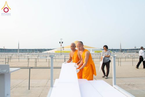 ภาพ No.326319:วันที่ 26 -27 เมษาบน พ.ศ.2569 การเก็บงานแผ่นหน้าโต๊ะที่ลานธรรม งานถวายมหาสังฆทาน 40,000 กว่าวัดทั่วประเทศ ณ ลานธรรม วัดพระธรรมกาย