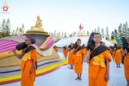 ภาพ No.290646:วันที่ 8 มกราคม พ.ศ. 2569 พระธรรมยาตราปฏิบัติธรรม และถ่ายภาพหมู่ประวัติศาสตร์ ในโครงการธรรมยาตรา กตัญญูบูชามหาปูชนียาจารย์ พระมงคลเทพมุนี(สด จนฺทสโร) พระผู้ปราบมาร อนุสรณ์สถาน 7 แห่ง ปีที่ 14 ณ อนุสรณ์สถานคลองบางนางแท่น อ.สามพราน จ.นครปฐม