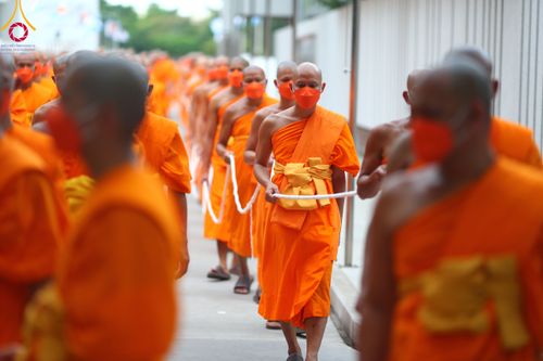 ภาพ No.89153:พิธีอัญเชิญรูปหล่อทองคำ  คุณยายอาจารย์มหารัตนอุบาสิกาจันทร์ ขนนกยูง เพื่อประดิษฐาน ณ มหาวิหารคุณยายอาจารย์ฯ เนื่องในวันครูผู้ค้นพบวิชชาธรรมกาย วันศุกร์ที่ 29 กันยายน พ.ศ. 2566