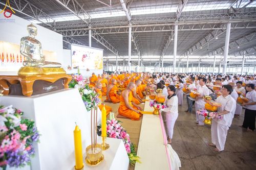 ภาพ No.131673:พิธีร่วมบุญบรรพชาสามเณร 5,000 รูป ณ บ้านแก้วเรือนทองคุณยาย สภาธรรมกายสากล วัดพระธรรมกาย วันเสาร์ที่ 23 มีนาคม พ.ศ. 2567