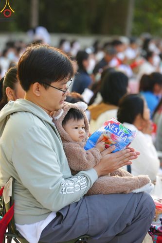 ภาพ No.193040:พิธีตักบาตรพระธรรมยาตรา ณ อนุสรณ์สถานคลองบางนางแท่น อ.สามพราน จ.นครปฐม ในโครงการธรรมยาตรา กตัญญูบูชา มหาปูชนียาจารย์ พระมงคลเทพมุนี(สด จนฺทสโร) พระผู้ปราบมาร อนุสรณ์สถาน 7 แห่ง ปีที่ 13 วันที่ 11 มกราคม พ.ศ.2568