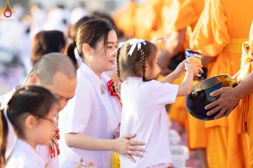 ภาพ No.105327:พิธีตักบาตรฉลองพระบวชใหม่ รุ่นบูชาธรรมมหาปูชนียาจารย์ และต้อนรับศักราชใหม่ วันจันทร์ที่ 1 มกราคม พ.ศ. 2567 ณ ลานธรรมพระมหาธรรมกายเจดีย์ วัดพระธรรมกาย
