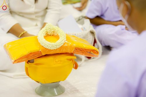 ภาพ No.101505:พิธีเวียนประทักษิณ, พิธีวันทาเจดีย์, พิธีขอขมาและมอบผ้าไตร ในโครงการอุปสมบทหมู่ รุ่นบูชาธรรมมหาปูชนียาจารย์ ณ วัดพระธรรมกาย ในวันที่ 9 ธันวาคม พ.ศ. 2566