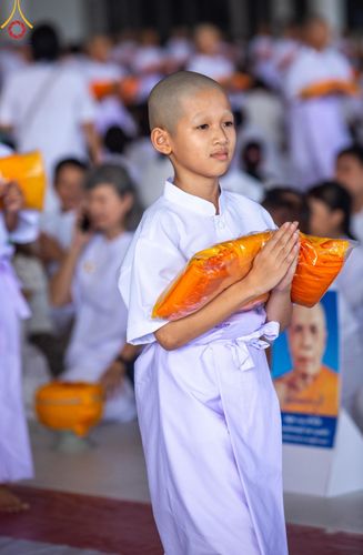 ภาพ No.133990:พิธีขอขมามอบผ้าไตร โครงการบรรพชาสามเณร ศูนย์อบรมวัดพระธรรมกาย ณ วัดพระธรรมกาย วันเสาร์ที่ 6 เมษายน พ.ศ. 2567