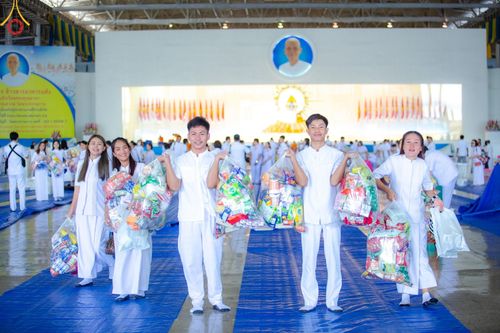 ภาพ No.139148:พิธีตักบาตร , พิธีบูชาข้าวพระ ณ ห้องแก้วสารพัด 1 สภาธรรมกายสากล วัดพระธรรมกาย วันอาทิตย์ต้นเดือนที่ 2 มิถุนายน พ.ศ. 2567