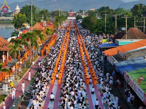 ภาพ No.101902:ตักบาตรพระ 10,000 รูป เติมบุญให้แผ่นดิน เนื่องในโอกาส 192 ปี จังหวัดกาญจนบุรี หนึ่งในโครงการตักบาตรพระ 2,000,000 รูป  77 จังหวัดทุกวัดทั่วไทย วันจันทร์ที่ 11 ธันวาคม พ.ศ. 2566 บริเวณถนนสองแคว (SKY WALK) เมืองกาญจนบุรี