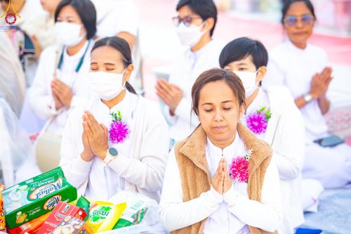 ภาพ No.201110:พิธีตักบาตรพระธรรมยาตรา ณ อนุสรณ์สถานลำดับที่ 5 สถานที่เผยแผ่วิชชาธรรมกายครั้งแรก อนุสรณ์สถานบางปลา วัดบางปลา อำเภอบางเลน จังหวัดนครปฐม ในโครงการธรรมยาตรา กตัญญูบูชา มหาปูชนียาจารย์ พระมงคลเทพมุนี(สด จนฺทสโร) พระผู้ปราบมาร อนุสรณ์สถาน 7 แห่ง ปีที่ 13