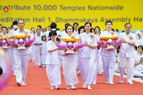 ภาพ No.134386:พิธีทอดผ้าป่าสมทบ มหาสังฆทาน 10,000 วัด ทั่วไทย วันอาทิตย์ต้นเดือนที่ 7 เมษายน พ.ศ.2567 ณ ห้องแก้วสารพัดนึก 1 สภาธรรมกายสากล  วัดพระธรรมกาย จ.ปทุมธานี