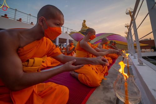 ภาพ No.119246:พิธีจุดประทีปถวายเป็นพุทธบูชา และบูชาธรรมมหาปูชนียาจารย์ พระมงคลเทพมุนี(สด จนฺทสโร) ในโครงการธรรมยาตราฯ วันที่ 26 มกราคม พ.ศ. 2567 ณ อาคารธรรมยาตรา กตัญญูบูชามหาปูชนียาจารย์ ตรงข้ามวัดปากน้ำภาษีเจริญ จ.กรุงเทพมหานคร