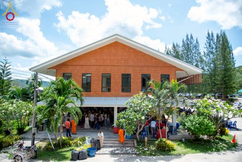 ภาพ No.218134:วันอาทิตย์ที่ 13 เมษายน พ.ศ. 2568 พิธีตักบาตรฉลองสามเณรใหม่ 75 รูป เนื่องในวันสงกรานต์ (โครงการบรรพชาสามเณรฟื้นฟูพระพุทธศาสนาทั่วไทย ประจำปีพุทธศักราช 2568) ณ ศูนย์ปฏิบัติธรรมระยอง(บ้านช่องลม) ตำบลบางบุตร อำเภอบ้านค่าย จังหวัดระยอง