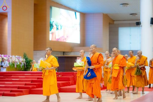 ภาพ No.146173:วันมหารำลึก ครั้งที่ 34 พิธีร่วมรำลึกถึงนักสร้างบารมีที่ล่วงลับไปแล้ว , พิธีสวดพระพุทธมนต์ ณ ห้องแก้วสารพัดนึก 1 วัดพระธรรมกาย วันเสาร์ที่ 27 กรกฎาคม พ.ศ. 2567