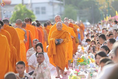 ภาพ No.235235:วันอาทิตย์ที่ 27 กรกฎาคม พ.ศ. 2568 พิธีตักบาตรพระ1,000 รูป ทำบุญเมืองพัทลุง ประธานสงฆ์ พระปริยัติวชิโรดม  เจ้าคณะจังหวัดพัทลุง ประธานฆราวาส นายรัฐศาสตร์ ชิดชู  ผู้ว่าราชการจังหวัดพัทลุง