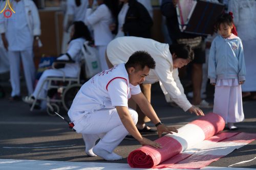 ภาพ No.185657:V.47 เบื้องหลังของเบื้องหน้า งานตักบาตรพระ 10,000 รูป ณ จ.กาญจนบุรี วันที่ 20-21 ธันวาคม พ.ศ. 2567