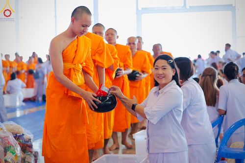 ภาพ No.222058:วันที่ 4 พฤษภาคม พ.ศ. 2568 พิธีตักบาตร เนื่องในวันอาทิตย์ต้นเดือน ณ บ้านแก้วเรือนทองคุณยายฯ วัดพระธรรมกาย